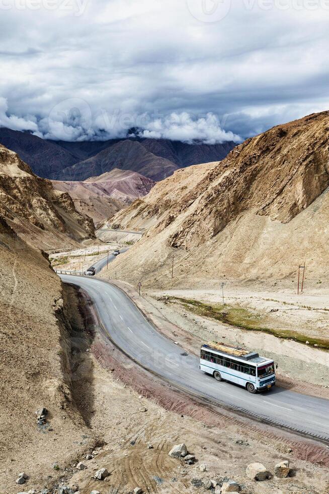 indisch Passagier Bus auf Autobahn im Himalaya. Ladakh, Indien foto