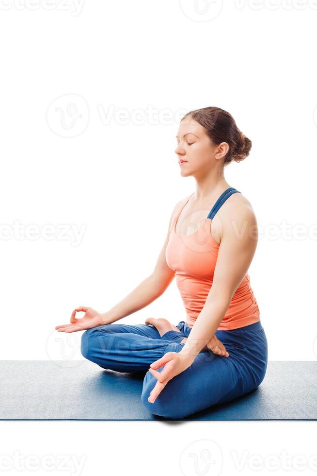 Frau meditieren im Yoga Asana Padmasana Lotus Pose foto