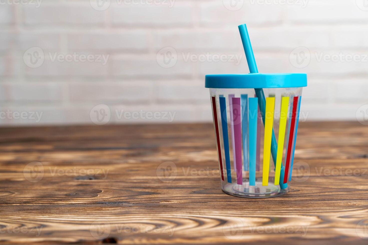 Tasse mit Stroh auf Tabelle foto