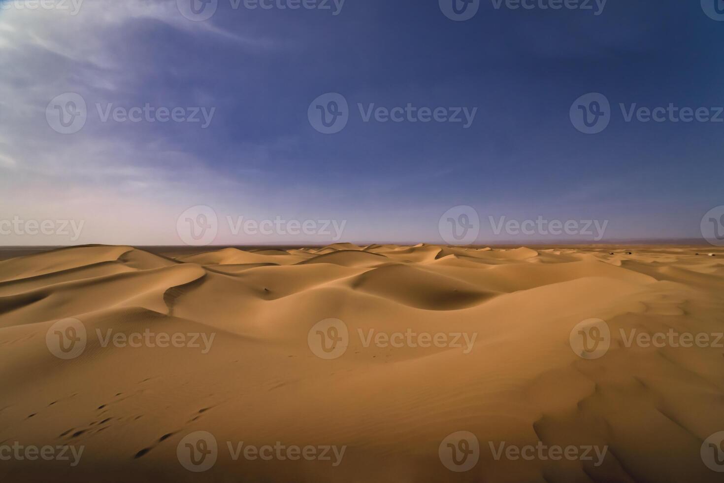 ein Panorama- Sand Düne von Sahara Wüste beim mhamid el Abonnieren im Marokko breit Schuss foto