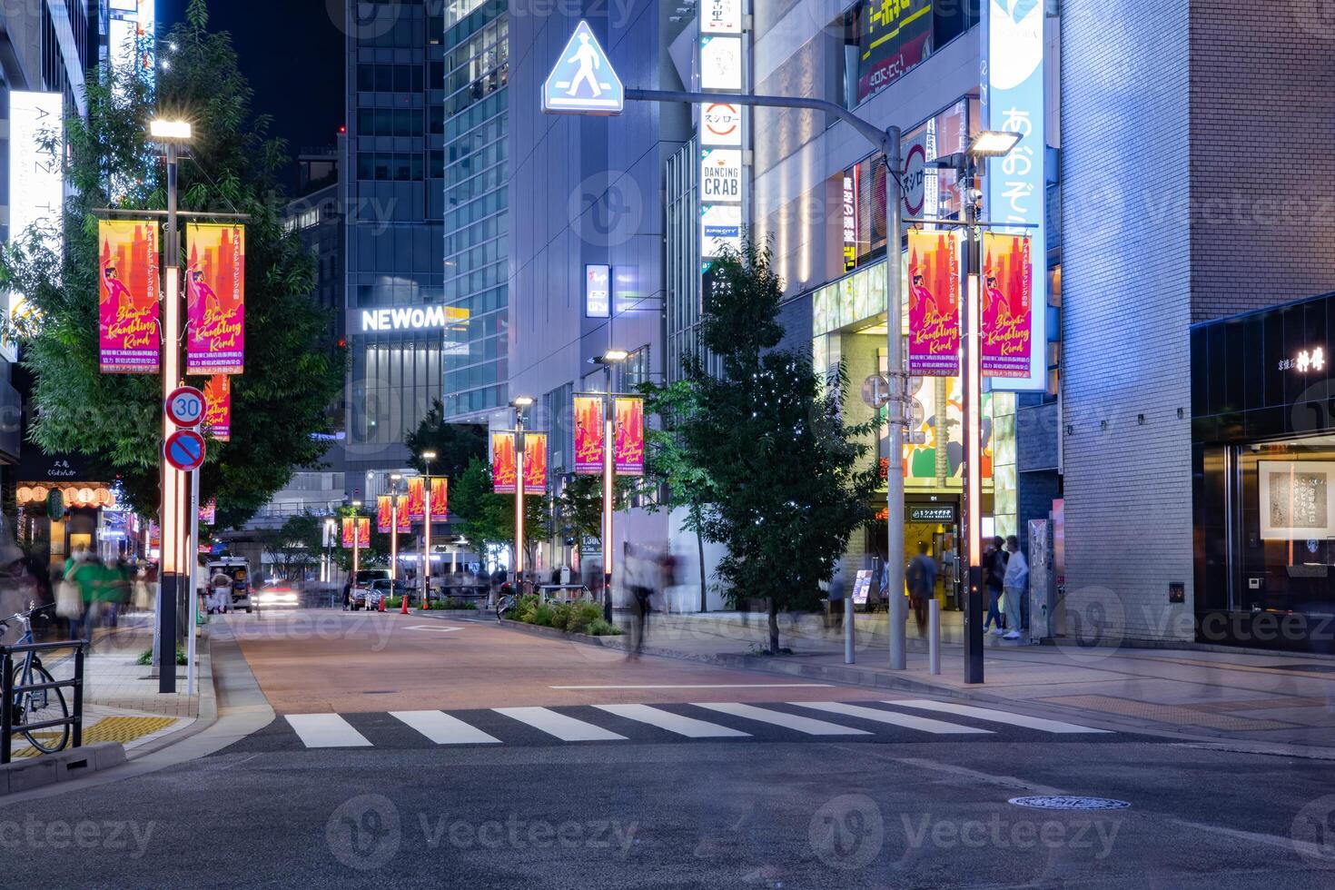 ein Nacht Stadtbild von das Menge beim das Neon- Stadt, Dorf im Shinjuku Tokyo foto