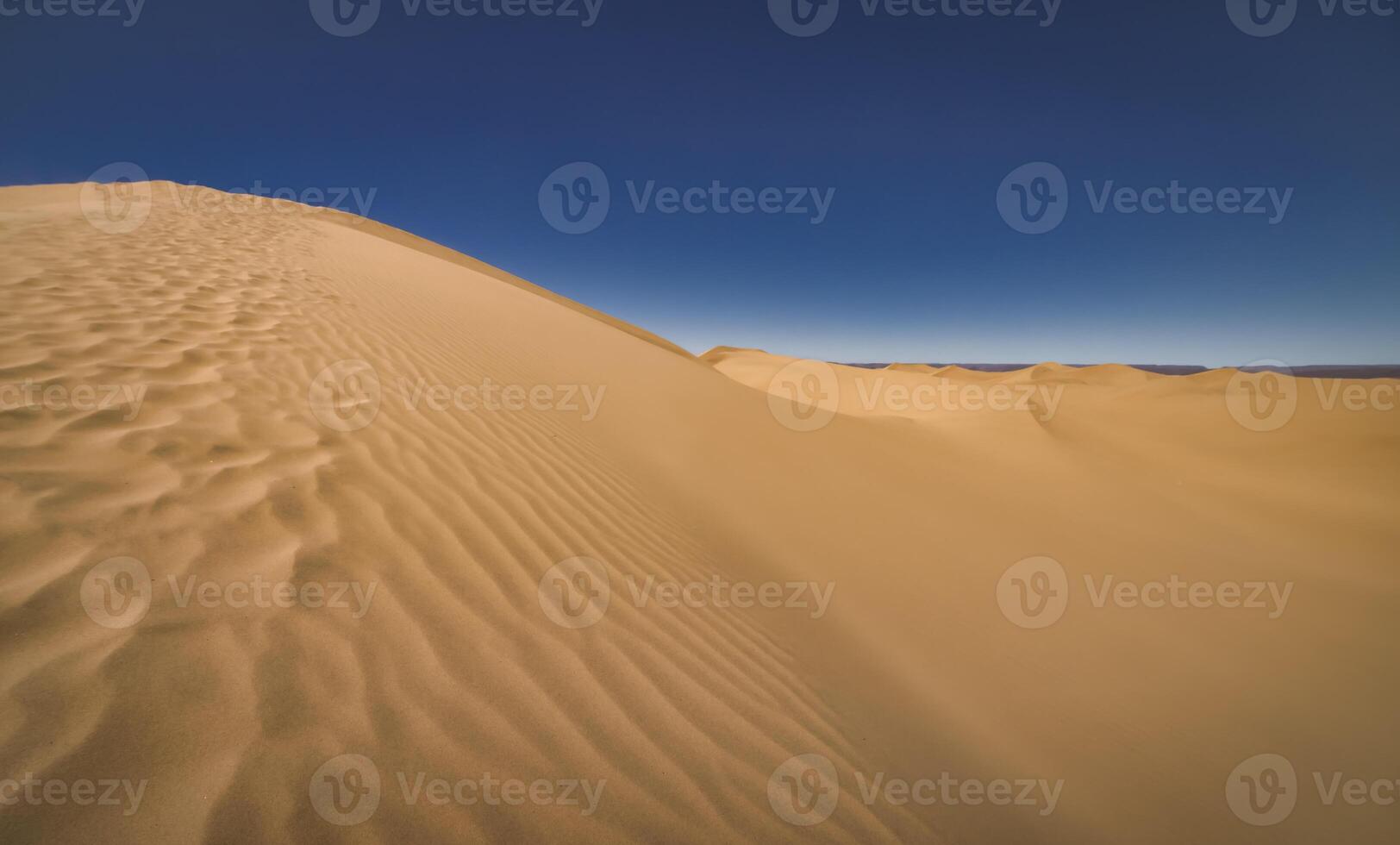 ein Panorama- Sand Düne von Sahara Wüste beim mhamid el Abonnieren im Marokko breit Schuss foto