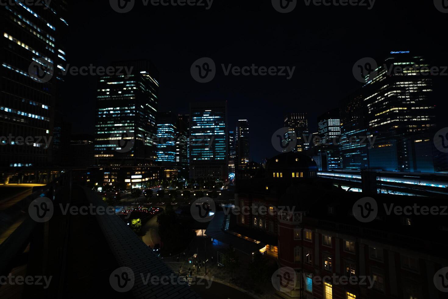 ein Nacht Panorama- Stadtbild im marunouchi Tokyo breit Schuss foto