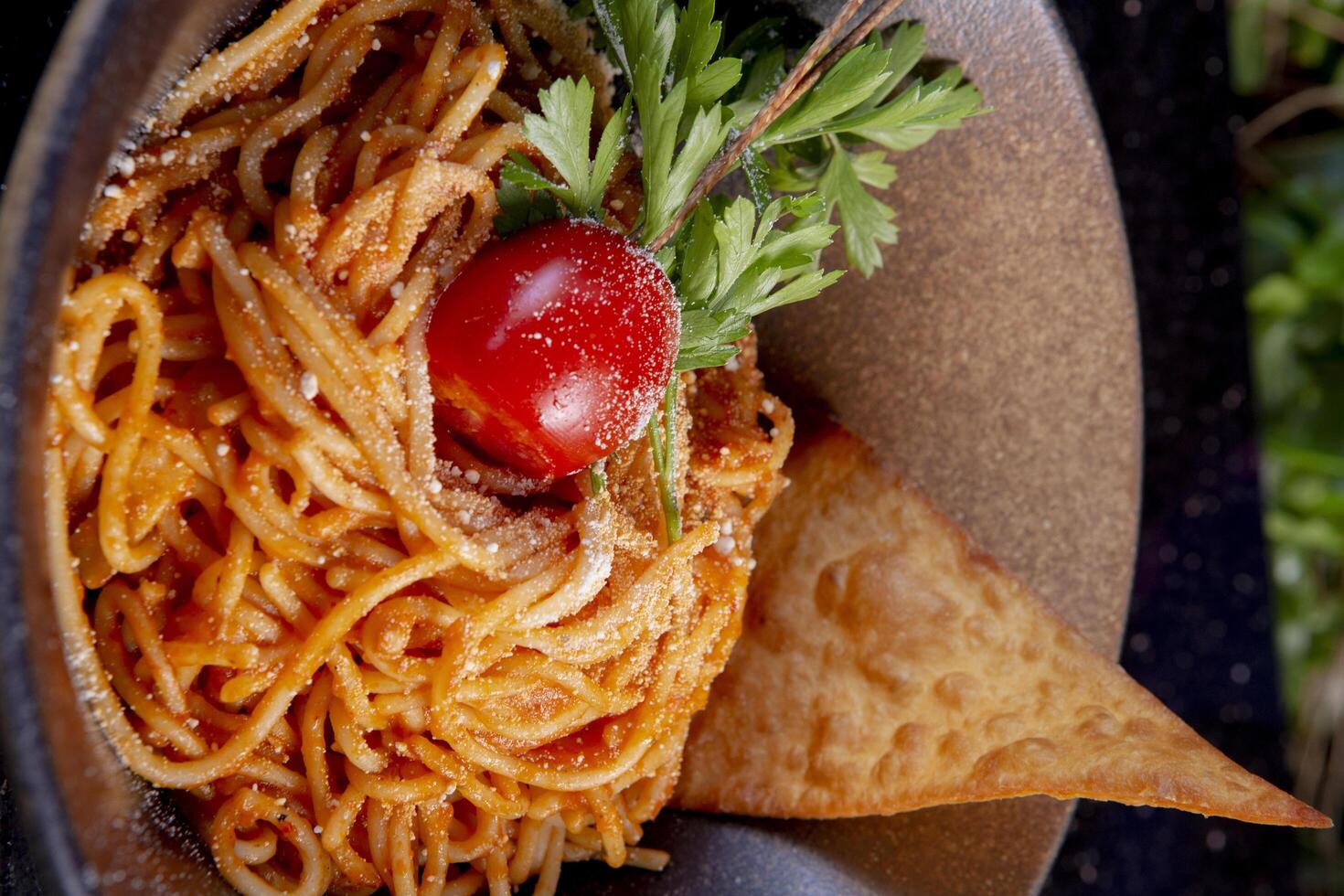 Pasta im Tomate Soße mit Hähnchen kostenlos Foto