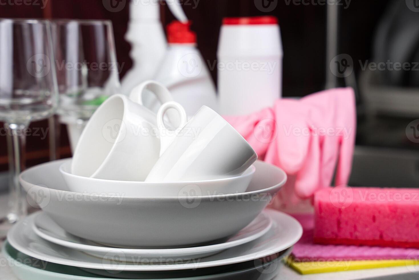sauber Weiß Teller, Küche Schwämme und Waschmittel auf das Tabelle im das Küche. Nahansicht. selektiv Fokus. foto