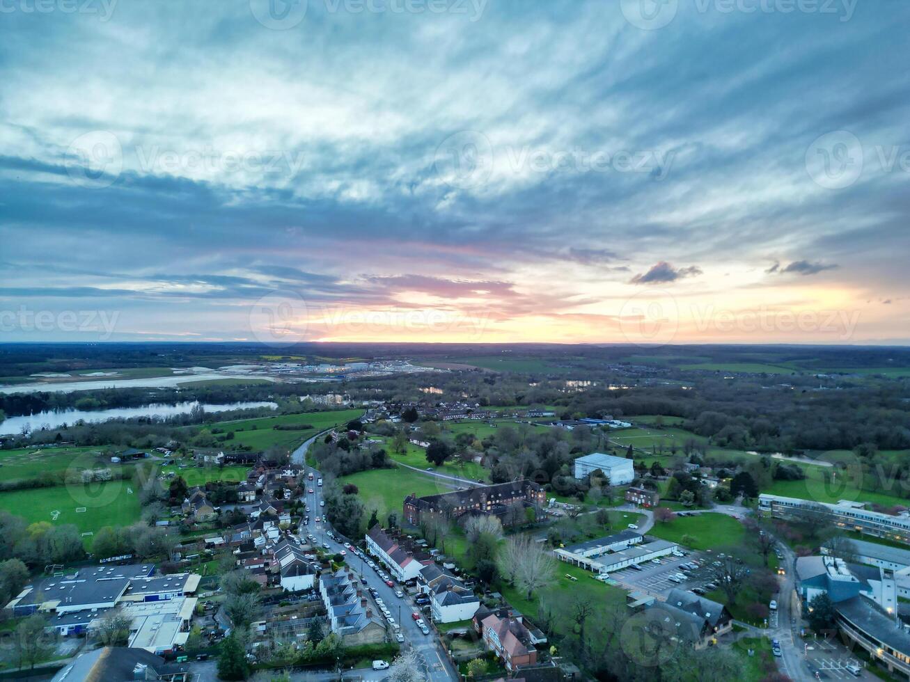 hoch Winkel Aussicht von Abonnieren Stadt, Dorf London, Uxbridge, England. vereinigt Königreich während Sonnenuntergang. April 3., 2024 foto