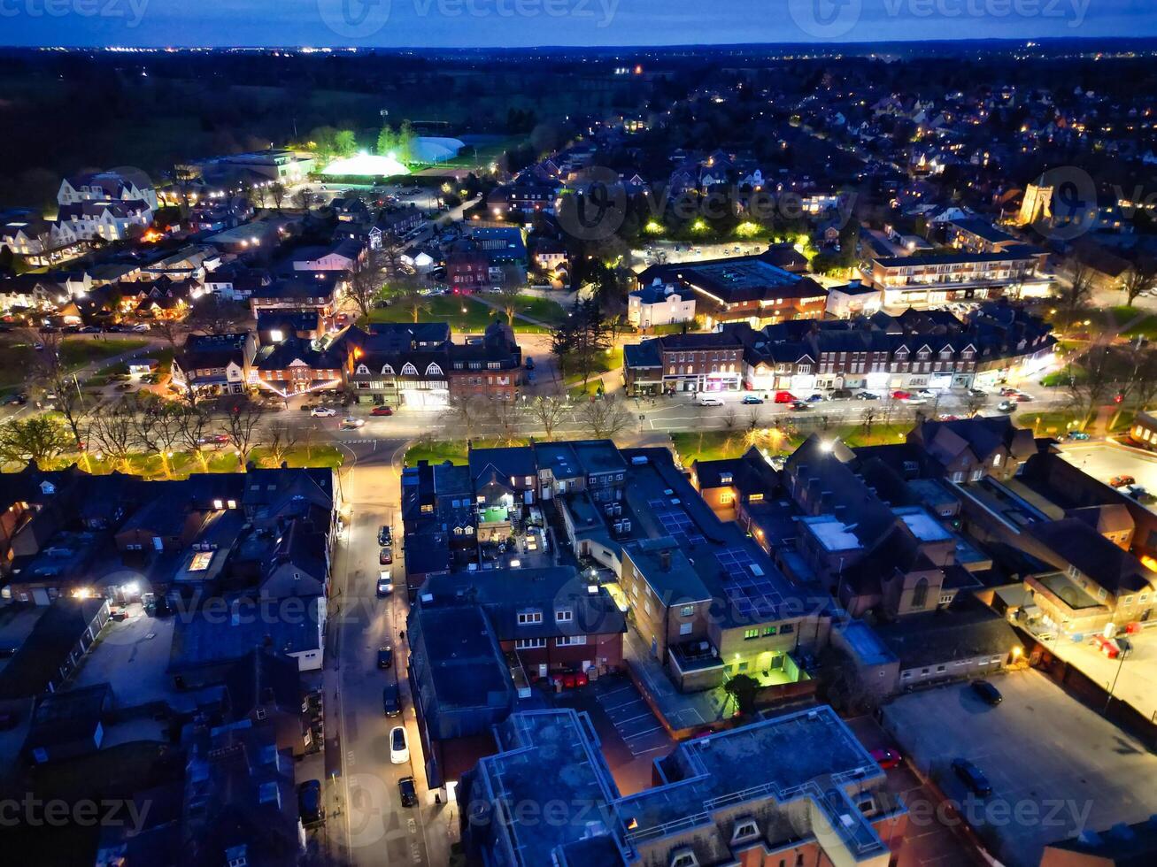 hoch Winkel Aussicht von beleuchtet zentral harpenden Stadt, Dorf von England während Nacht. vereinigt Königreich. März 16., 2024 foto