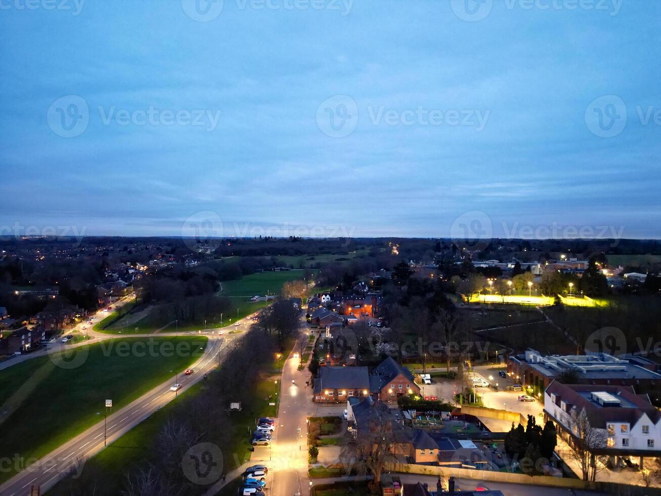 hoch Winkel Aussicht von beleuchtet zentral harpenden Stadt, Dorf von England während Nacht. vereinigt Königreich. März 16., 2024 foto