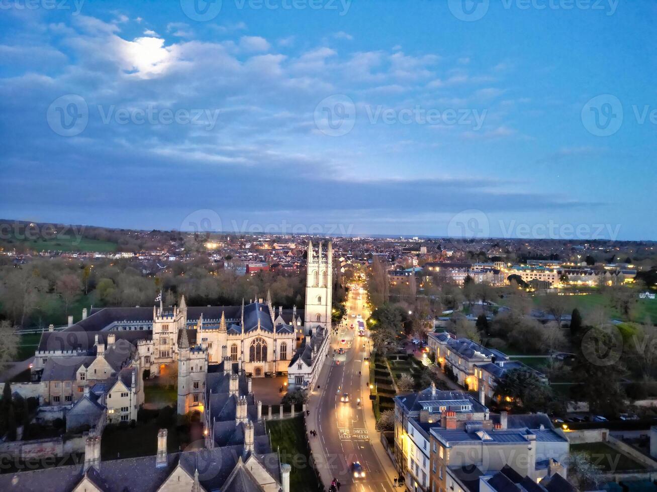 Antenne Aussicht von beleuchtet historisch Oxford zentral Stadt von England beim Nacht. England vereinigt Königreich. März 23., 2024 foto