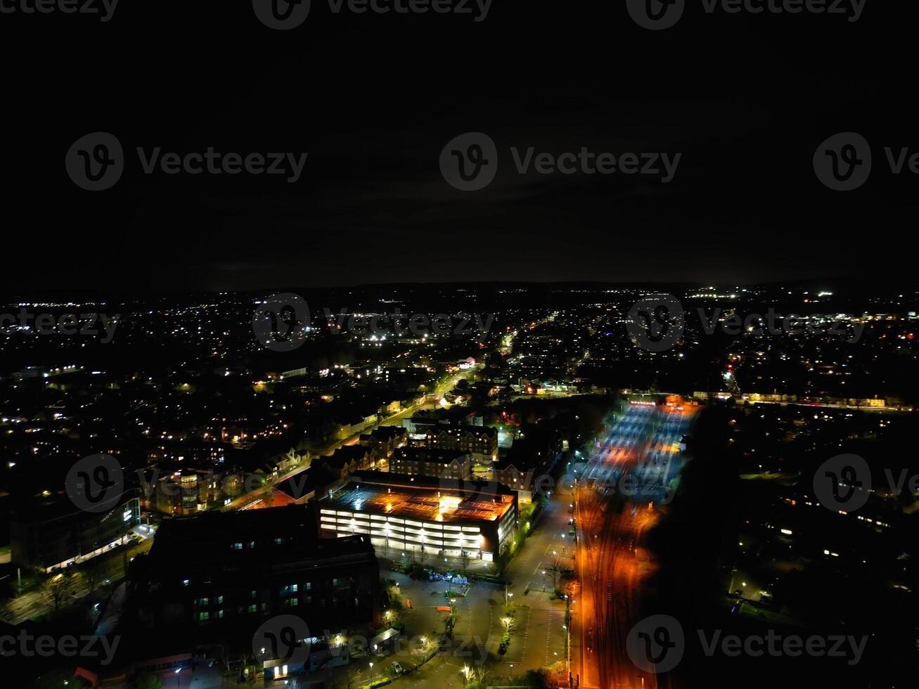 Antenne Nacht Aussicht von beleuchtet zentral aylesbury Stadt, Dorf von England vereinigt Königreich. April 1, 2024 foto