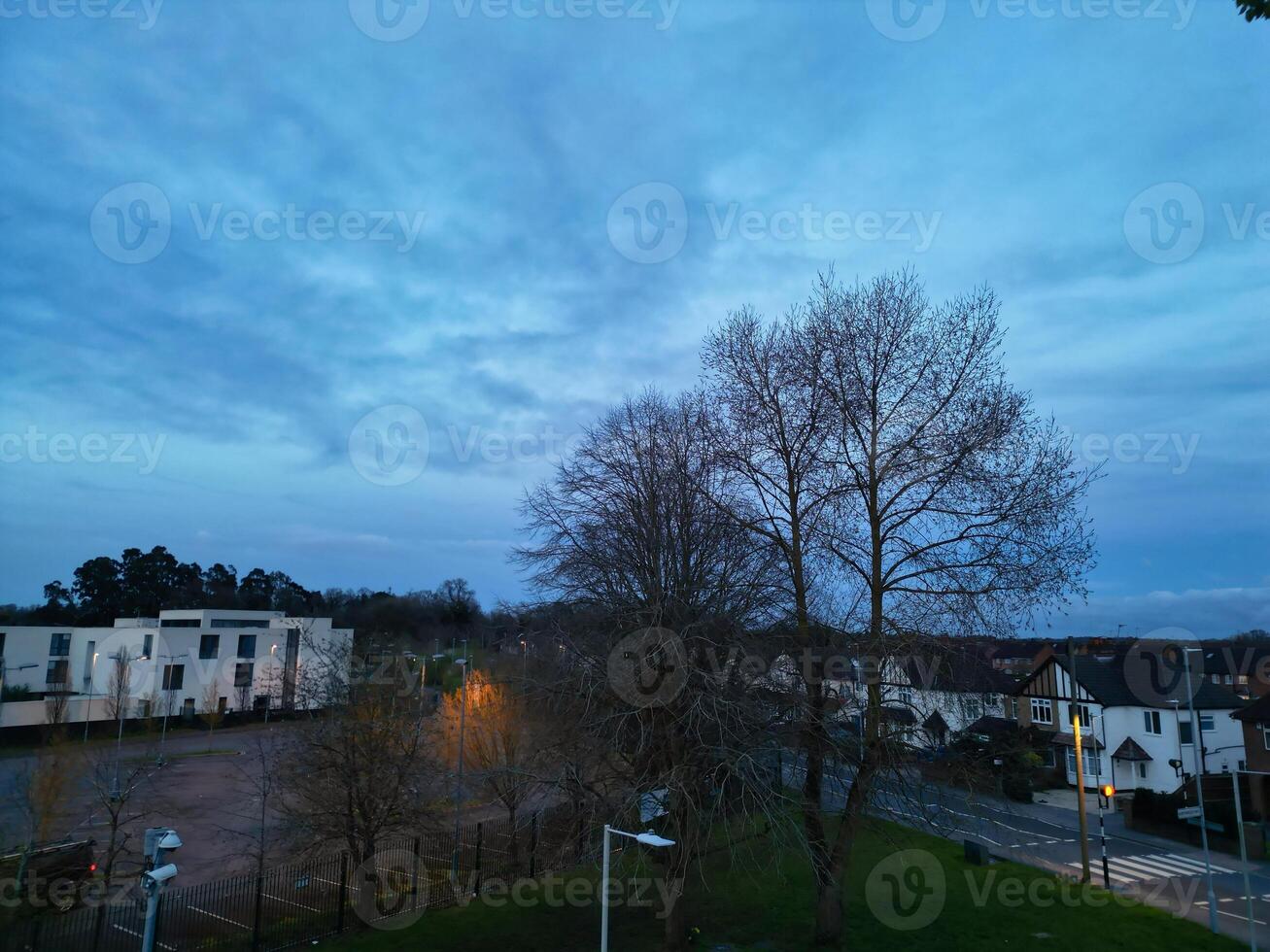 hoch Winkel Aussicht von Abonnieren Stadt, Dorf London, Uxbridge, England. vereinigt Königreich während Sonnenuntergang. April 3., 2024 foto