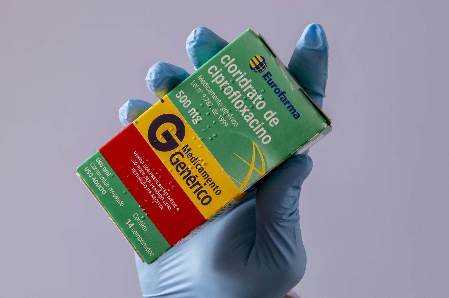 rio, brasilien - 27. januar 2023, hand mit schützendem gummihandschuh, der medikamentenbox hält, cipofloxacinhydrochlorid foto
