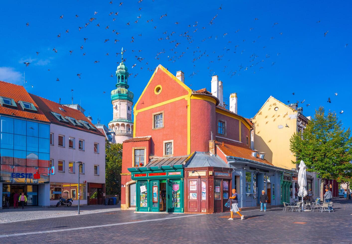 Sopron, Ungarn - - 13 Oktober 2023. Aussicht von alt bunt historisch Häuser und Jahrgang Geschäft Kioske im das zentral Teil von Sopron foto