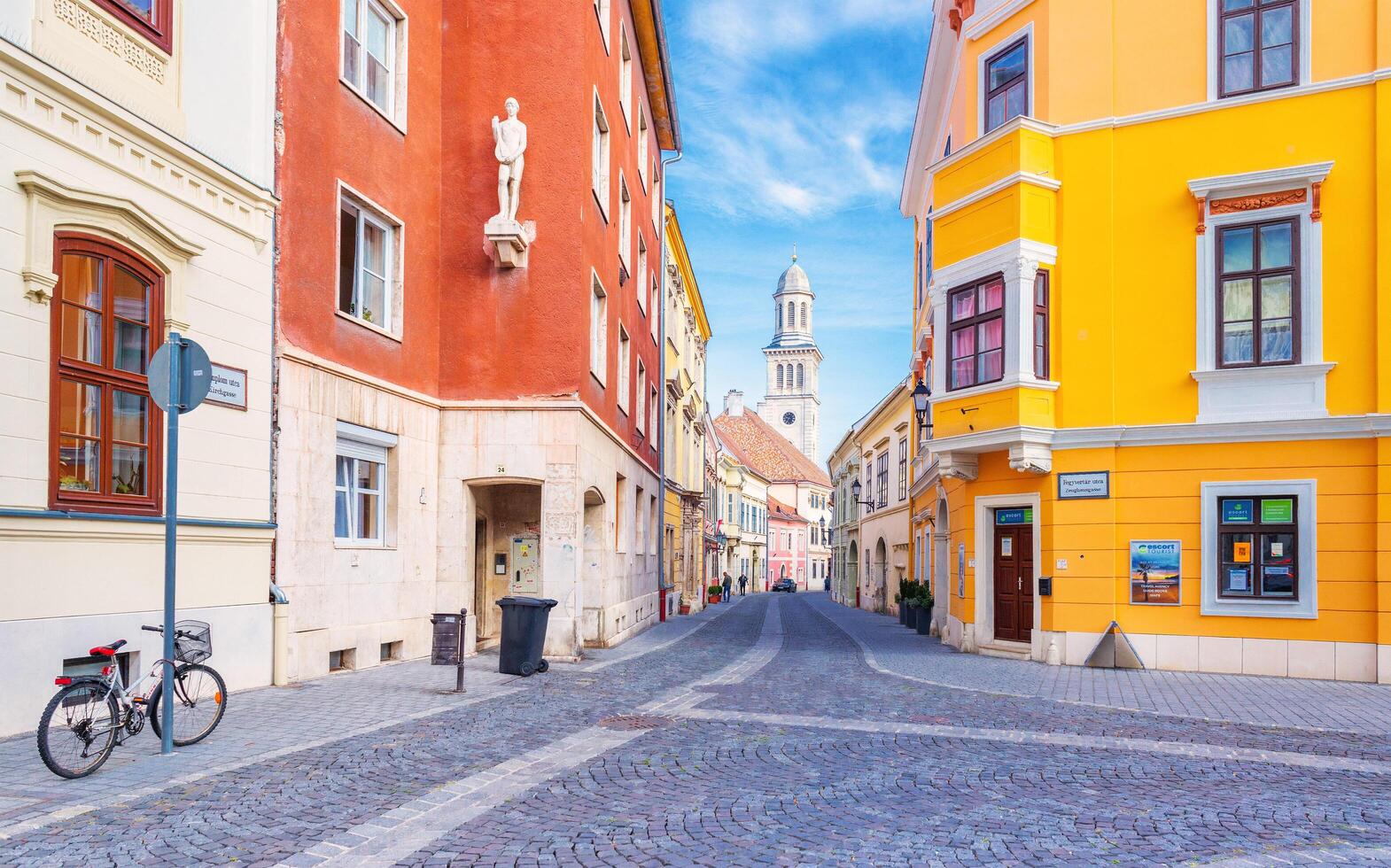 Sopron, Ungarn - - 13 Oktober 2023. Aussicht von einer von das Main Straßen im das historisch Teil von Sopron foto