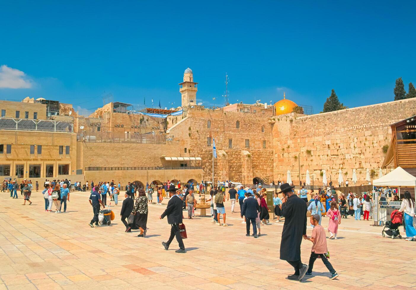 Jerusalem, Israel - - 9 dürfen, 2023. Aussicht von das Western Mauer , Jammern Mauer im das alt Stadt von Jerusalem. religiös Juden im traditionell Kleidung Gehen in der Nähe von durch Israels die meisten hat besucht Ort. foto