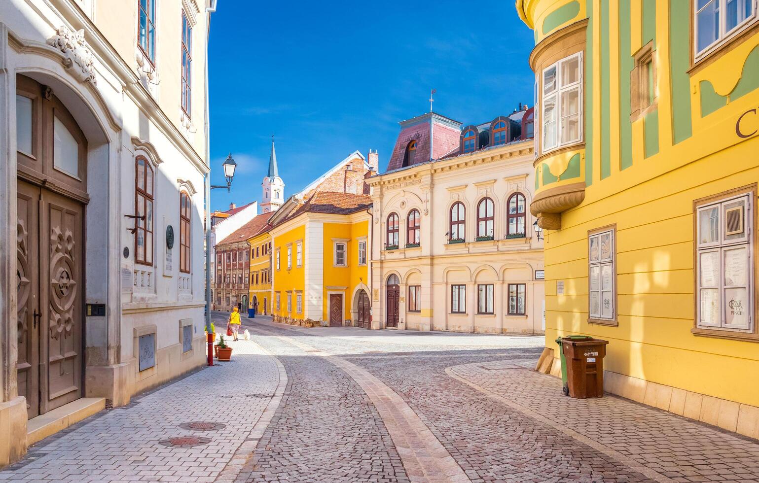 Sopron, Ungarn - - 13 Oktober 2023. bunt historisch Häuser im einer von das Main Straßen im das alt Stadt, Dorf von Sopron. foto