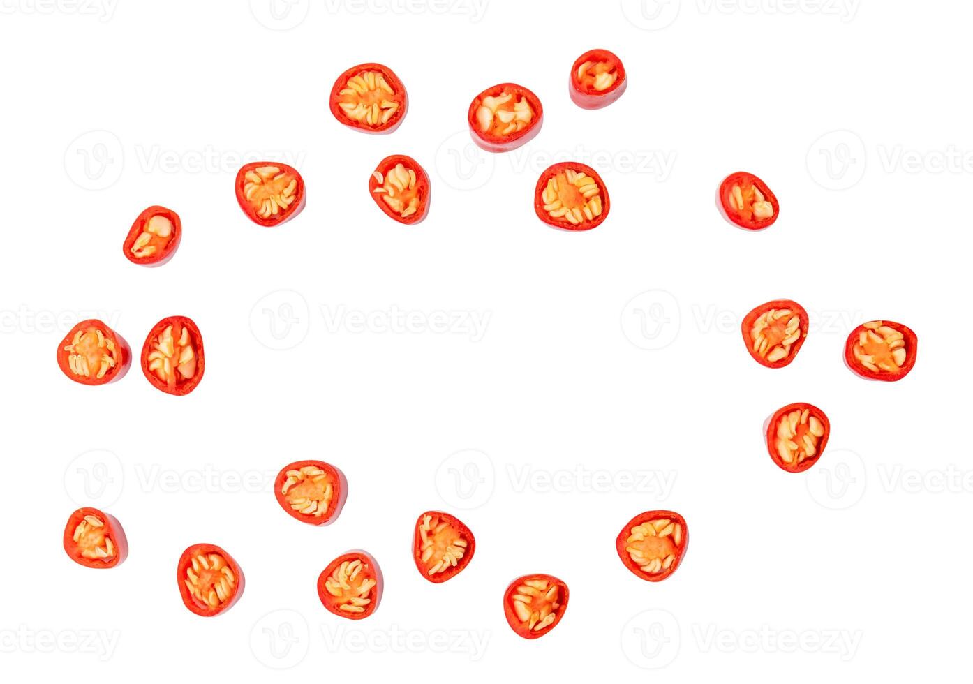 oben Aussicht einstellen von rot Chili Pfeffer im Scheiben isoliert auf Weiß Hintergrund mit Ausschnitt Pfad foto