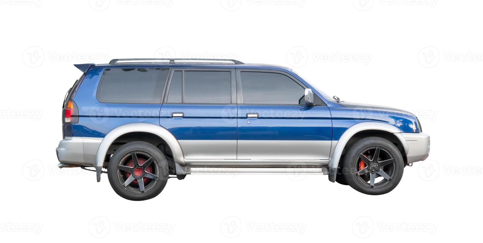 Seite Aussicht von luxuriös Blau und Bronze- suv Sport Auto isoliert auf Weiß Hintergrund mit Ausschnitt Pfad foto