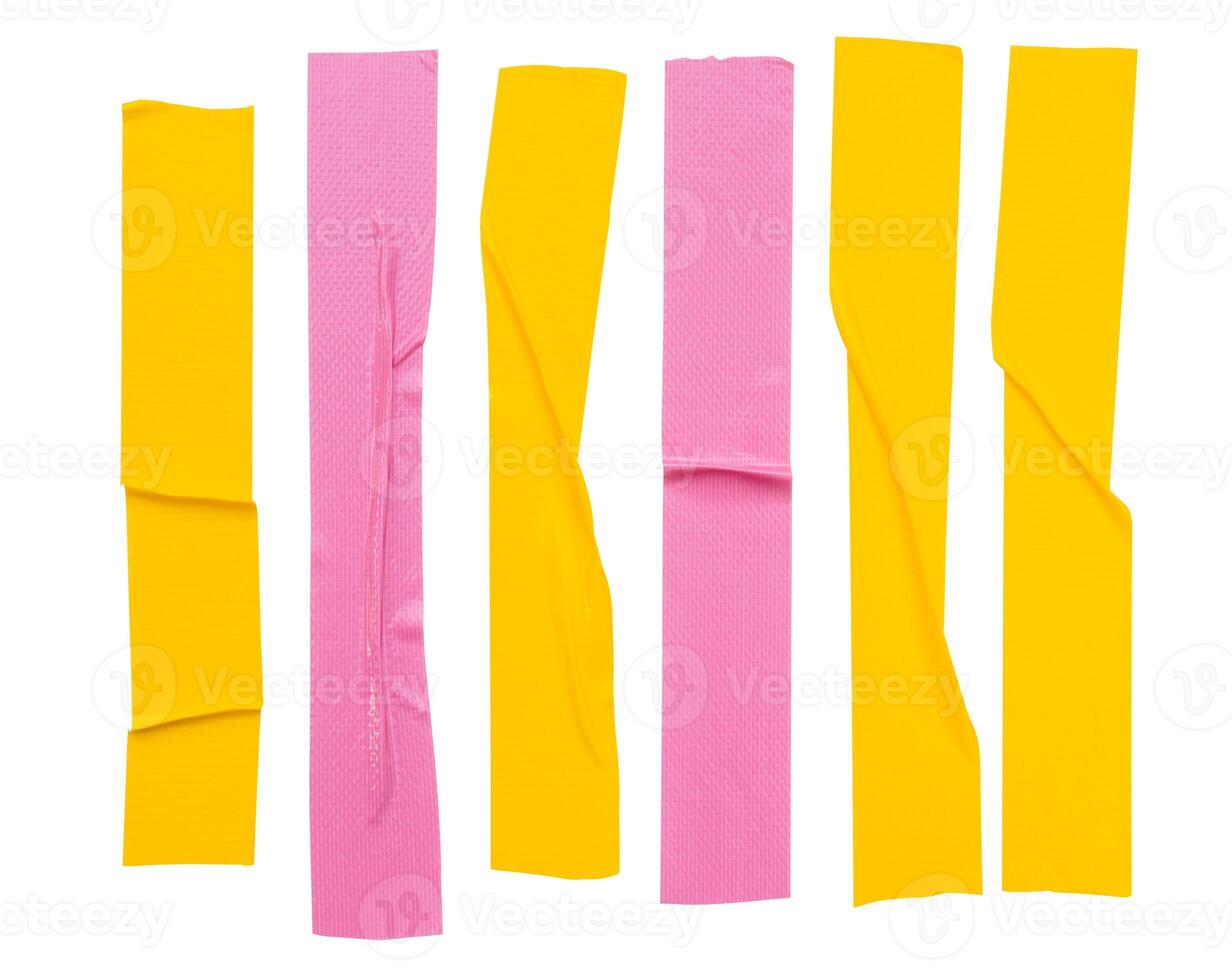 oben Aussicht einstellen von Rosa und Gelb faltig Klebstoff Vinyl Band oder Stoff Band im Streifen gestalten isoliert auf Weiß Hintergrund mit Ausschnitt Pfad foto
