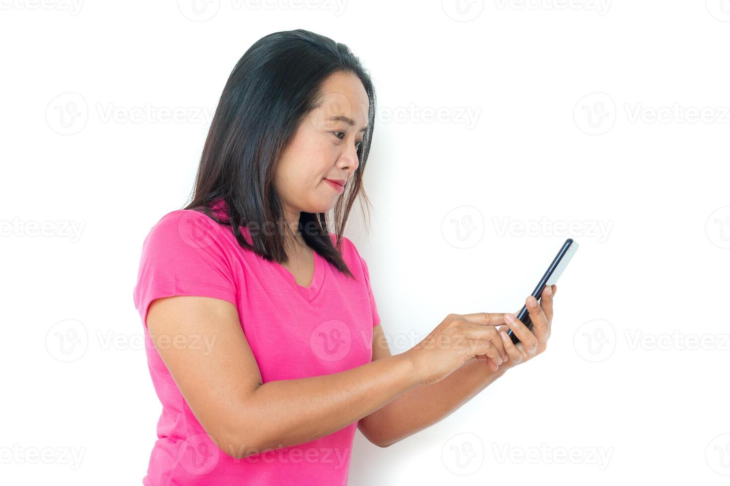 asiatisch Frau im T-Shirt mit Smartphone Über Weiß Hintergrund. foto