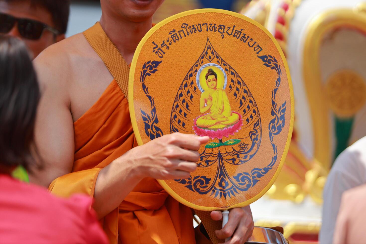 Mönche sind durchführen Buddhist Rituale zu beten zum das Seelen von das Verstorbene zu gehen zu Himmel und finden Glück nach Tod. das Konzept von Buddhist Rituale zu beten zum das Spirituosen von das verstorben. foto