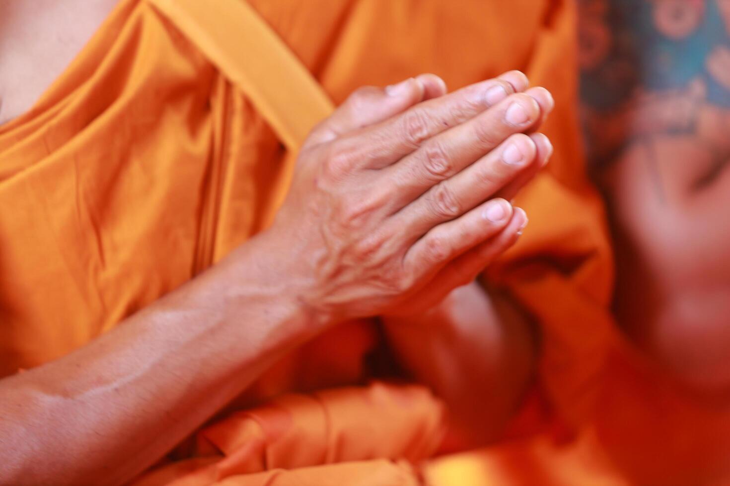 Mönche sind durchführen Buddhist Rituale zu beten zum das Seelen von das Verstorbene zu gehen zu Himmel und finden Glück nach Tod. das Konzept von Buddhist Rituale zu beten zum das Spirituosen von das verstorben. foto
