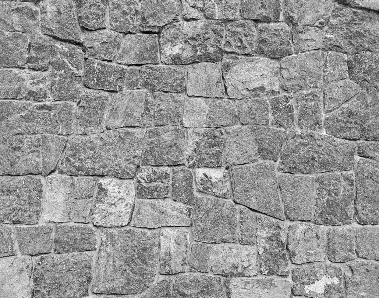 grau Stein Mauer Hintergrund mit Kopieren Raum im einfarbig Ton. grau Felsen Block oder Fliese Hintergrund im Dachgeschoss Stil. Außen Design und Muster im schwarz und Weiß Ton. foto