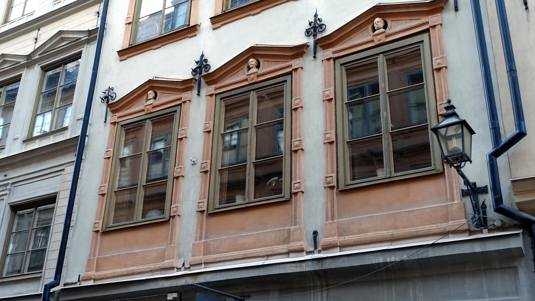 Fassade von ein historisch Gebäude im zentral Stockholm. auf das Fenster Sie können sehen das Köpfe von Zeichen von Italienisch Geschichte. foto