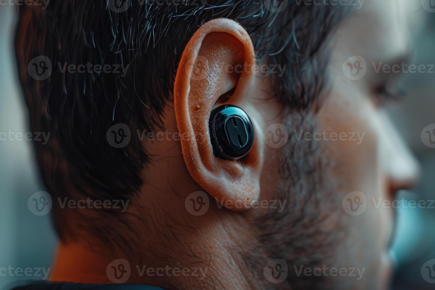 ai generiert Mann tragen schwarz im Ohr kabellos Ohrhörer. Nahansicht Seite Aussicht von ein Mann mit ein schwarz kabellos Ohrhörer, konzentriert und Hören aufmerksam. foto
