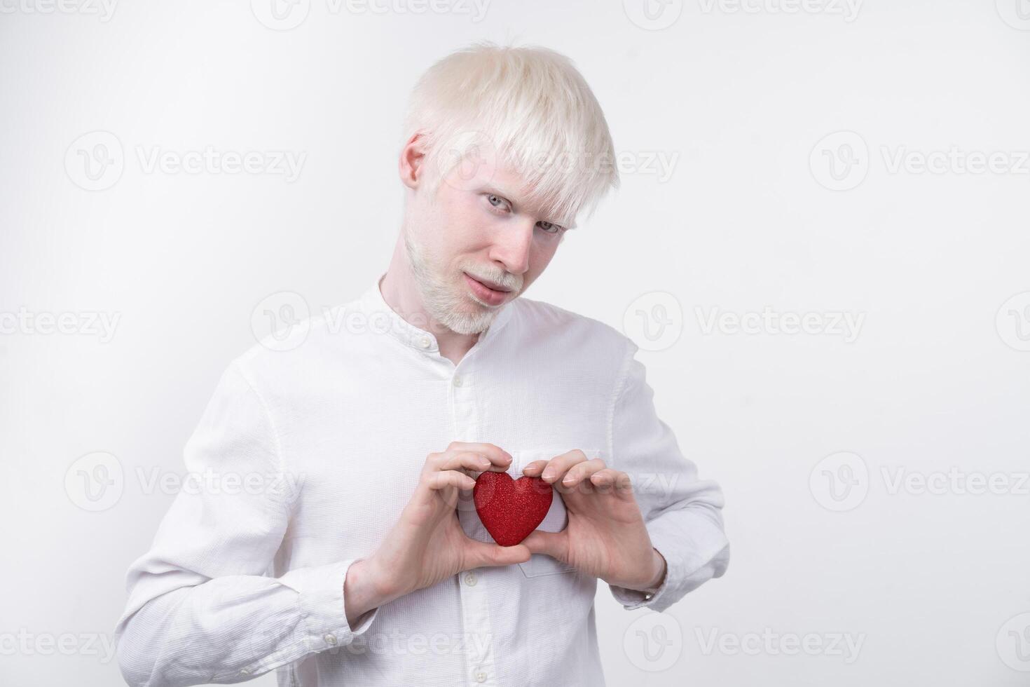 Porträt von ein Albino Mann im Studio gekleidet T-Shirt isoliert auf ein Weiß Hintergrund. abnormal Abweichungen. ungewöhnlich Aussehen foto