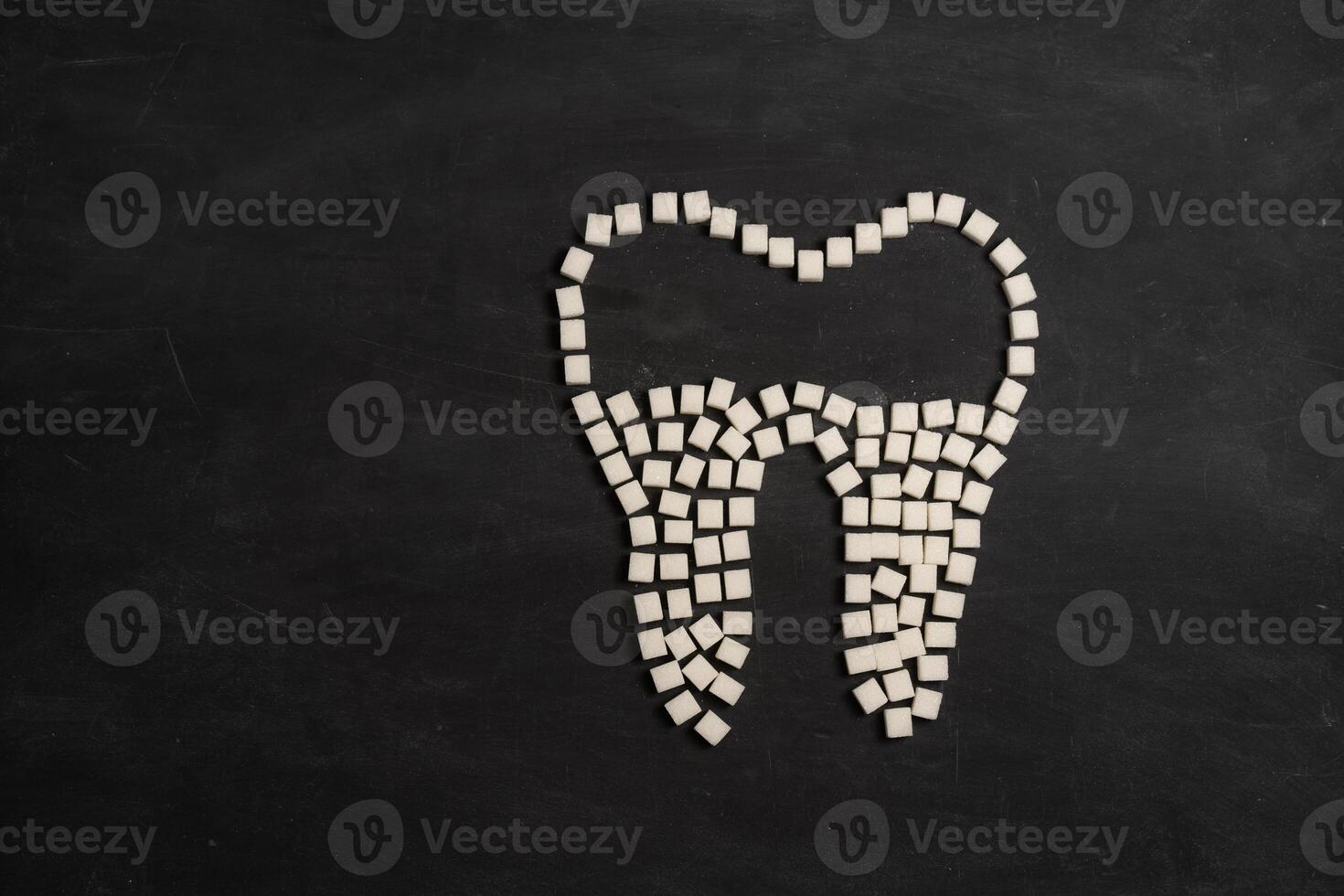 Zucker zerstören Zahn Emaille führt Zahn zerfallen Zucker Würfel bilden Zahn auf schwarz Hintergrund foto