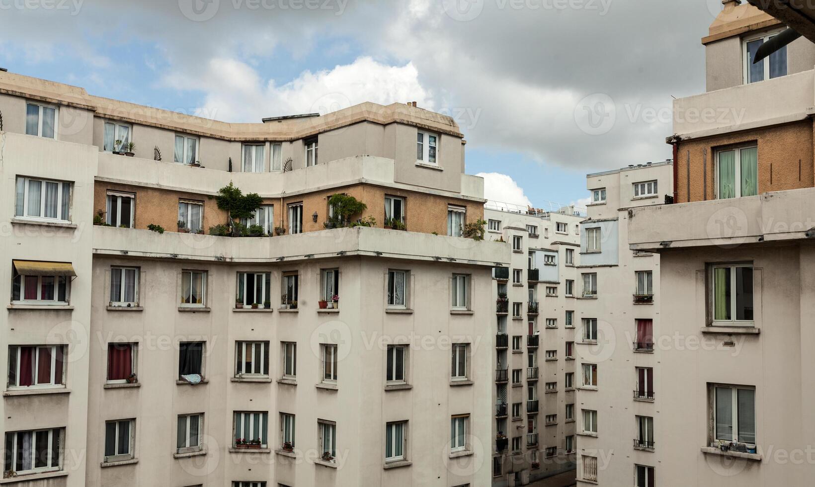 das alt Wohn Gebäude und das Blau Himmel. Dort sind ein Menge von alt Gebäudein Paris foto