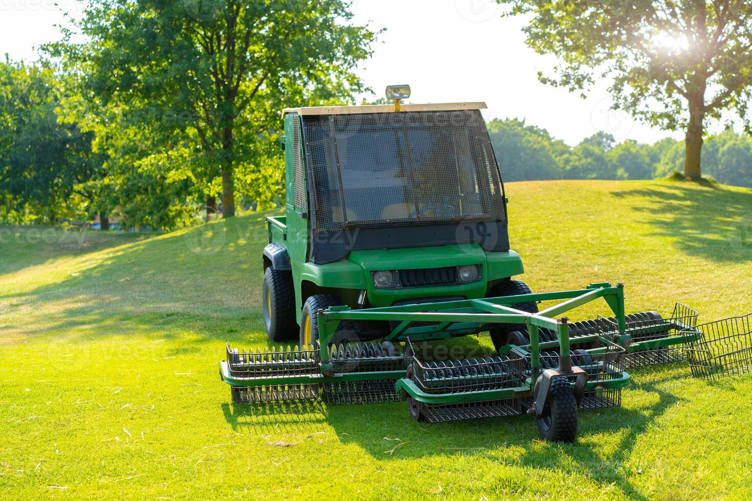 Golf Ball Piker Kollektor Maschine elektrisch Auto zum sammeln Golf Bälle auf Feld foto