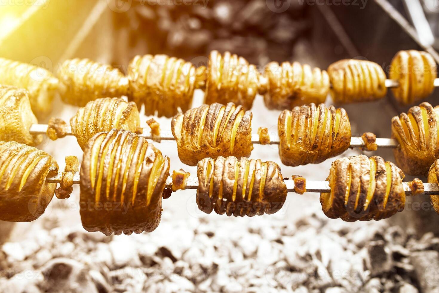 ein Schaschlik Kebab von Gelb Kartoffeln stellen auf ein Spieß ist gebraten auf Blau Kohlen foto