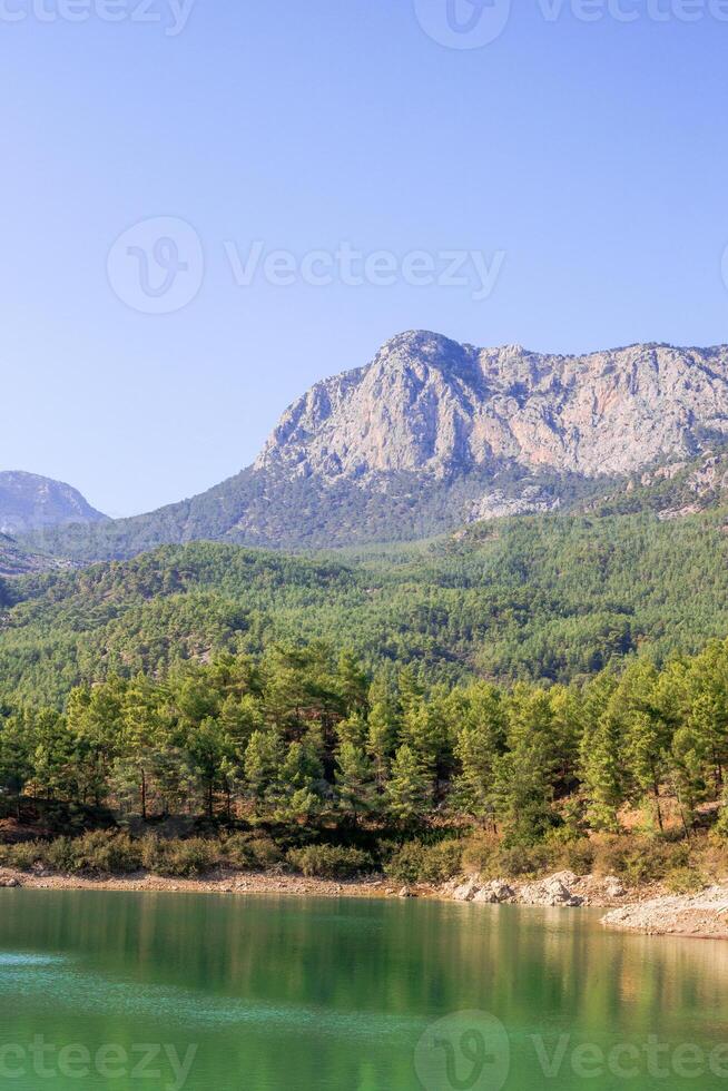 Antenne Aussicht von das entspannend und szenisch Abonnieren Teich und Umgebung schön Berge. Antalya, Truthahn. foto