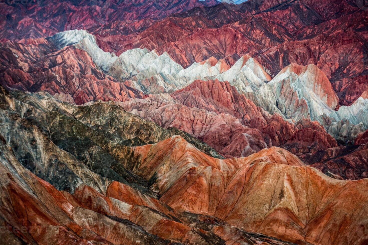 tolle Landschaft von China Berge und Blau Himmel Hintergrund im Sonnenuntergang. zhangye danxia National Geopark, Gansu, China. bunt Landschaft, Regenbogen Hügel, ungewöhnlich farbig Felsen, Sandstein Erosion foto