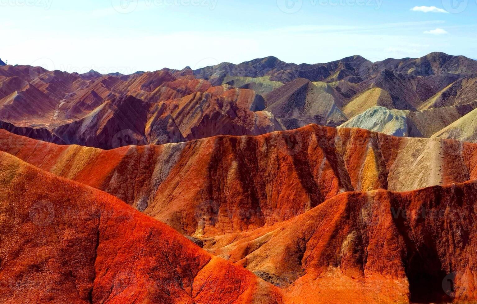 tolle Landschaft von China Berge und Blau Himmel Hintergrund im Sonnenuntergang. zhangye danxia National Geopark, Gansu, China. bunt Landschaft, Regenbogen Hügel, ungewöhnlich farbig Felsen, Sandstein Erosion foto