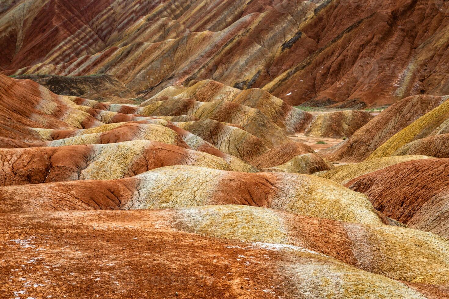 tolle Landschaft von China Berge und Blau Himmel Hintergrund im Sonnenuntergang. zhangye danxia National Geopark, Gansu, China. bunt Landschaft, Regenbogen Hügel, ungewöhnlich farbig Felsen, Sandstein Erosion foto