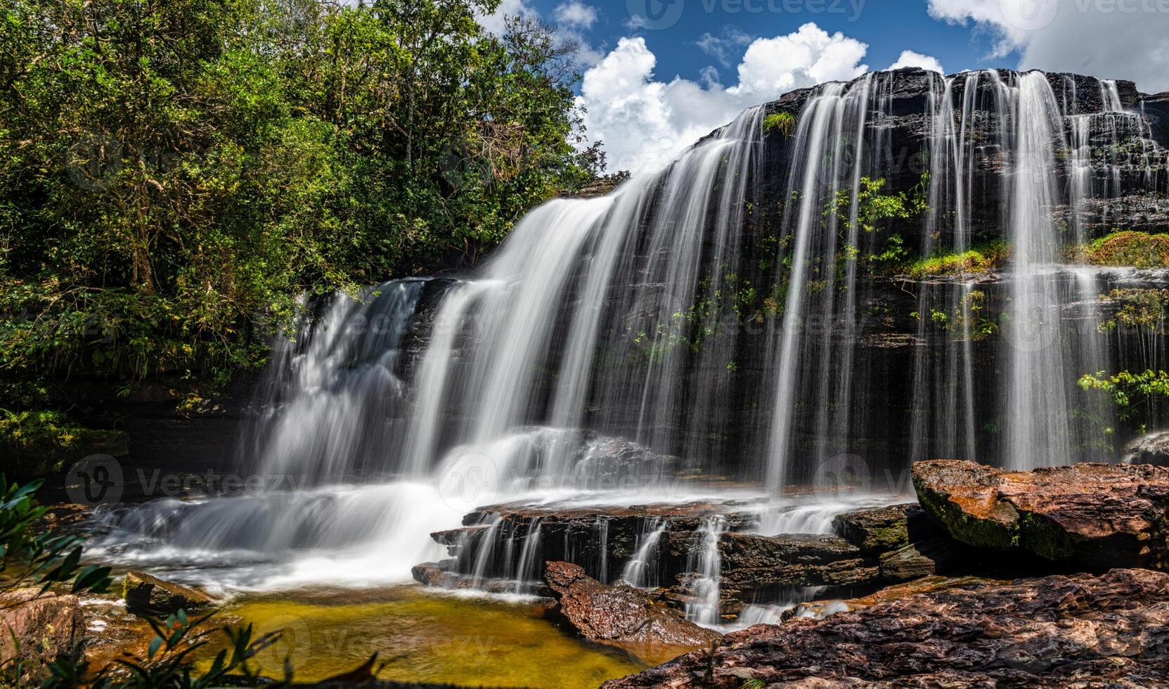 Kanu Kristalle ist ein Fluss im Kolumbien Das ist gelegen im das Sierra de la Macarena, im das Abteilung von Meta. es ist berücksichtigt durch viele wie das die meisten schön Fluss im das Welt foto