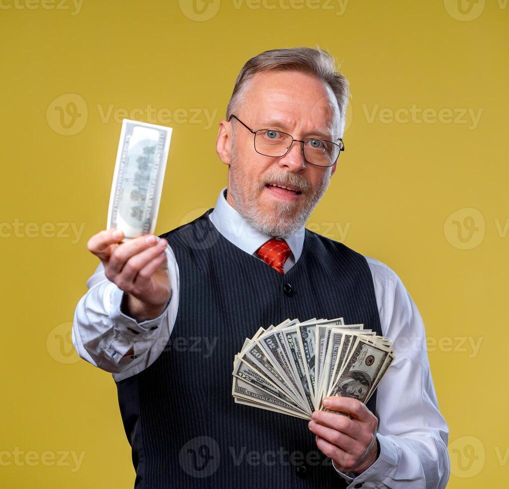Porträt von sehr aufgeregt Mann mit Bündel von Geld. Glücklich Tag. Mensch Emotionen und Gesichts- Ausdrücke foto