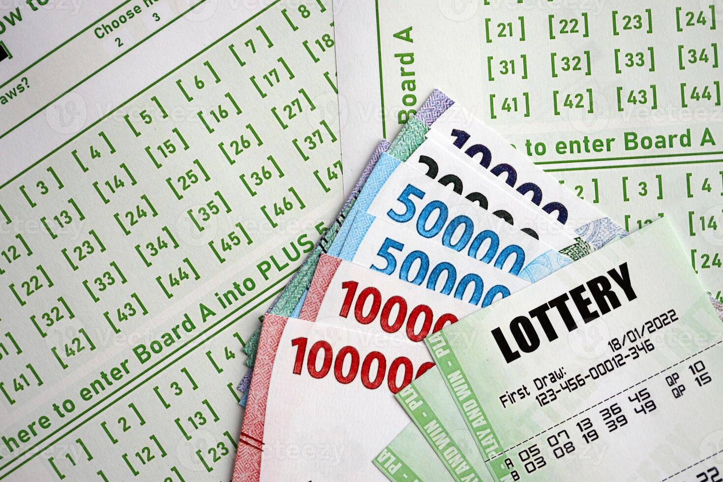 Grün Lotterie Tickets und indonesisch Geld Rechnungen auf leer mit Zahlen zum spielen Lotterie foto