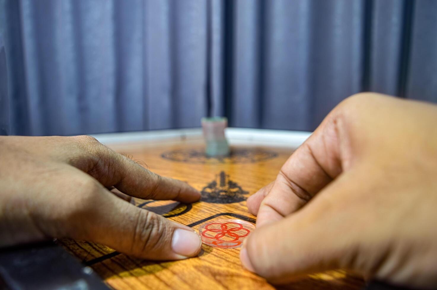 Hände spielen ein traditionell Spiel namens Karambolage foto