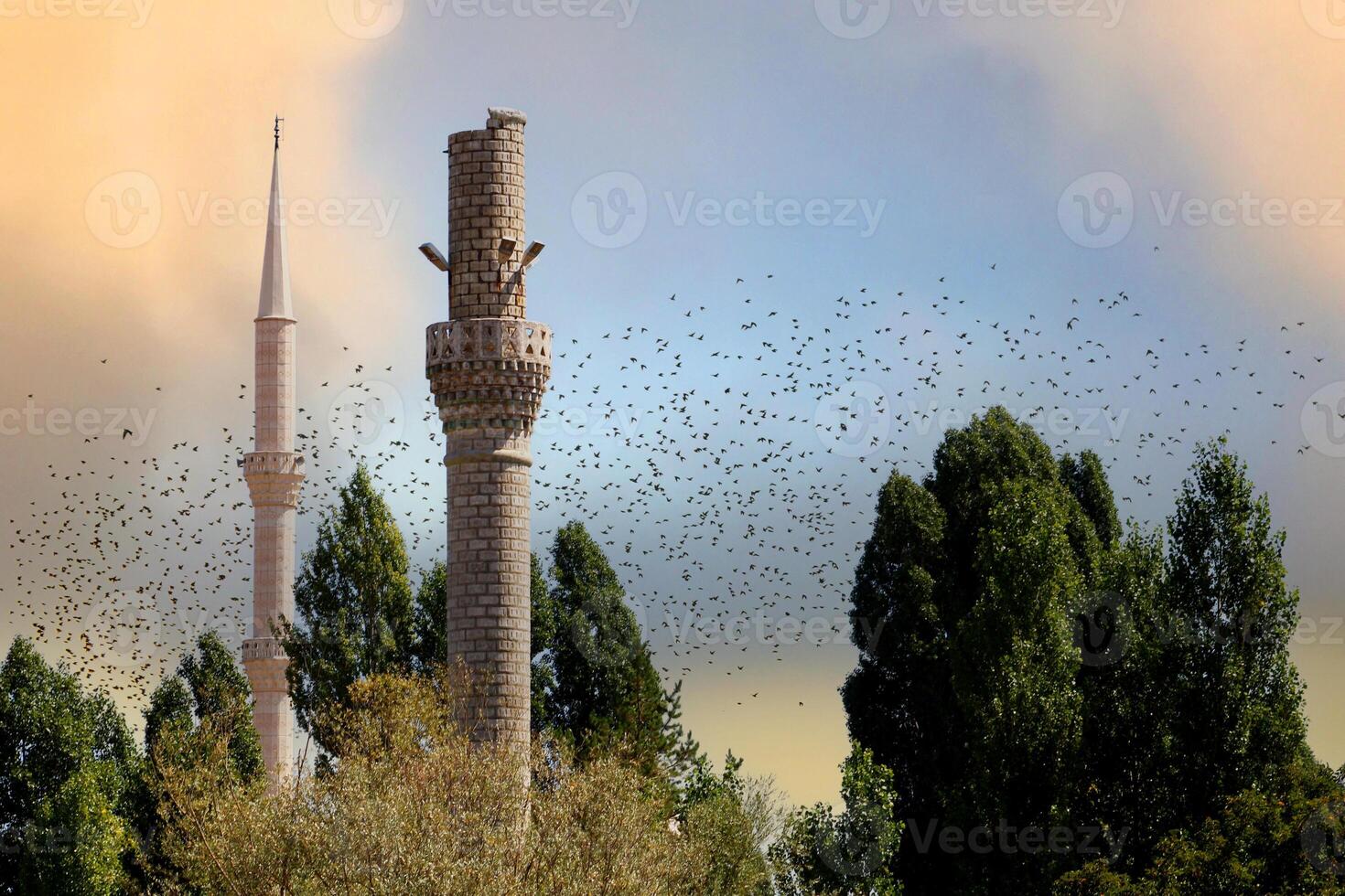 ein alt zerstört Minarett und ein solide Minarett foto