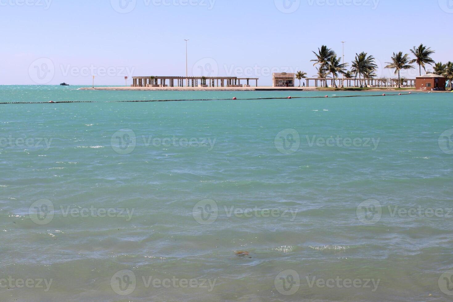 schön tagsüber Aussicht von königlich Kommission Strand im Yanbu, Saudi Arabien. foto