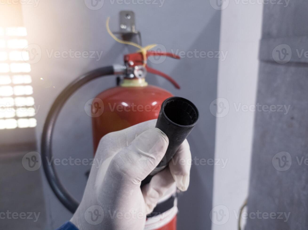 prüfen und Inspektion das Düse Ventil Feuer Feuerlöscher, Bedingung Pulver auf das Tube Feuer Feuerlöscher. foto