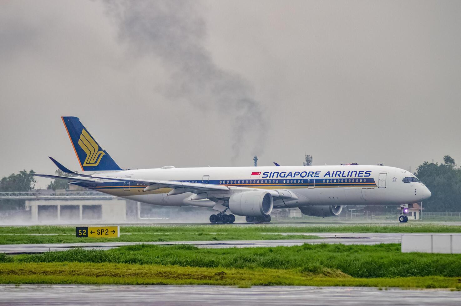 ein Airbus a350-941 Flugzeug Zugehörigkeit zu Singapur Fluggesellschaft nimmt aus auf das Runway beim Juanda International Flughafen surabaya im Sidoarjo während das Regen, Indonesien, 6 Januar 2024 foto