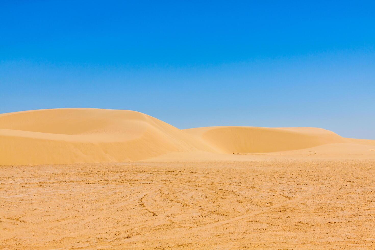 Sand Dünen von Sahara Wüste in der Nähe von ong jemel im Tozeur, Tunesien. foto