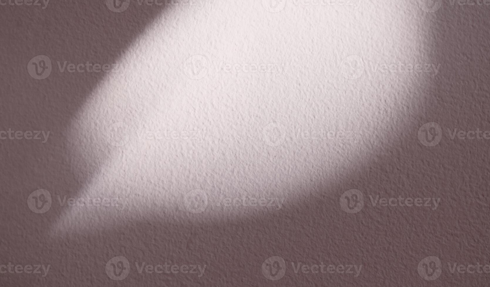 Beige Hintergrund, leer Studio Beton Mauer mit Blätter Schattenlicht auf Rau Oberfläche zum Produkt vorhanden, leer Hintergrund Rosa Zement Textur mit Sonnenlicht zum Frühling Sommer kosmetisch Banner foto