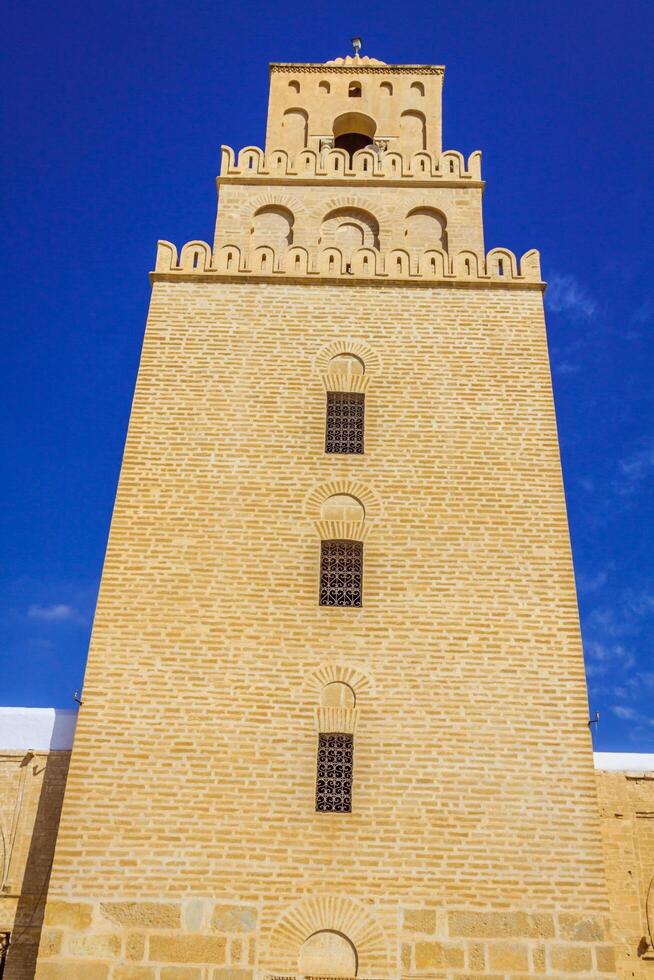 das großartig Moschee von Kairouan großartig Moschee von Sidi Uqba Tunesien foto