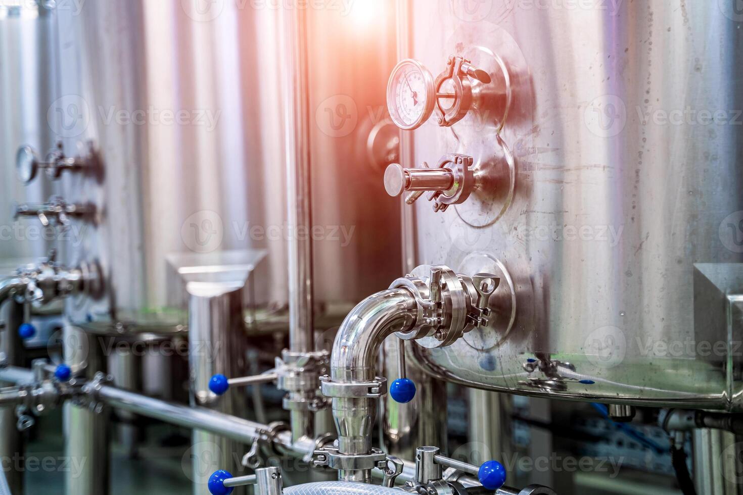 Molkerei Produktion. Gerät zum Abfüllung Milch Produkte. Stahl Panzer beim Milch Fabrik. foto